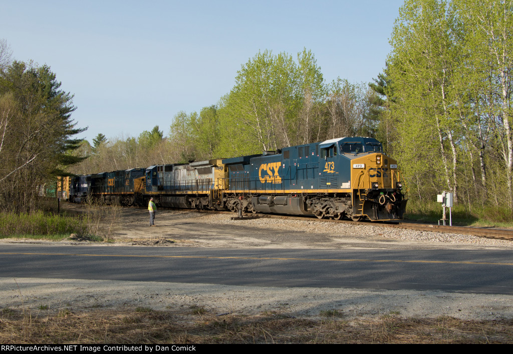 CSXT 473 Leads M426-07 at New Gloucester 